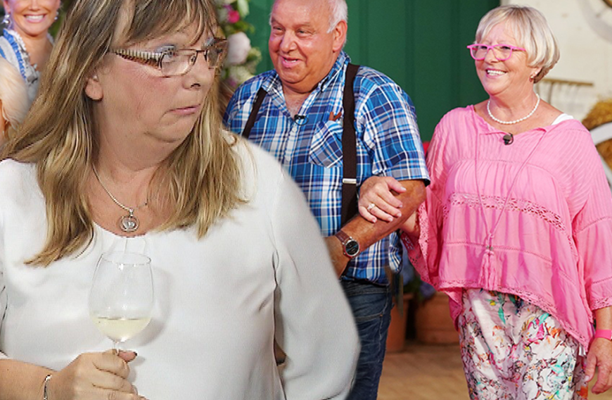 JÜRGEN (63) & CORINNE (62): ZUSAMMEN
Maggie sollte Recht behalten, denn kurz nach der TV-Ausstrahlung des Wiedersehens gab Jürgen bekannt, dass er mit Kerstin (l.) Schluss gemacht hat. Eine Neue hat er auch schon - und das ist ausgerechnet die Dritte im Bunde vom Scheunenfest, Corinne (r.). Diese war schon von Anfang an seine Favoritin gewesen, jedoch hatte der Biobauer der Luxemburgerin wegen ihrer vielen Hunde nicht zur Hofwoche eingeladen. Nun ist der Witwer wieder happy, erklärt: