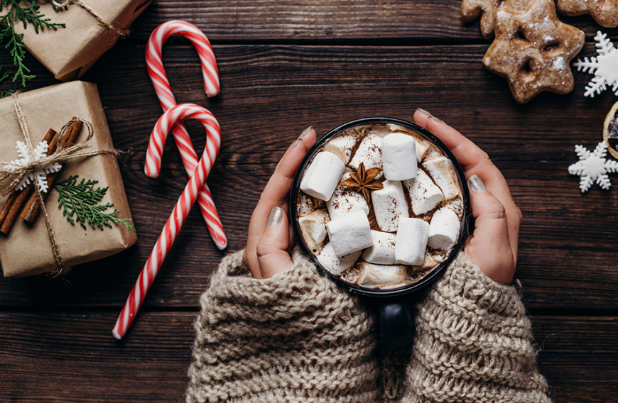 Die Advents- und Weihnachtszeit ist zum Naschen da. Passend dazu haben wir uns nach den besten Drinks für die Festtage umgeschaut, mit denen das Anstoßen doppelt so viel Spaß bringt. 