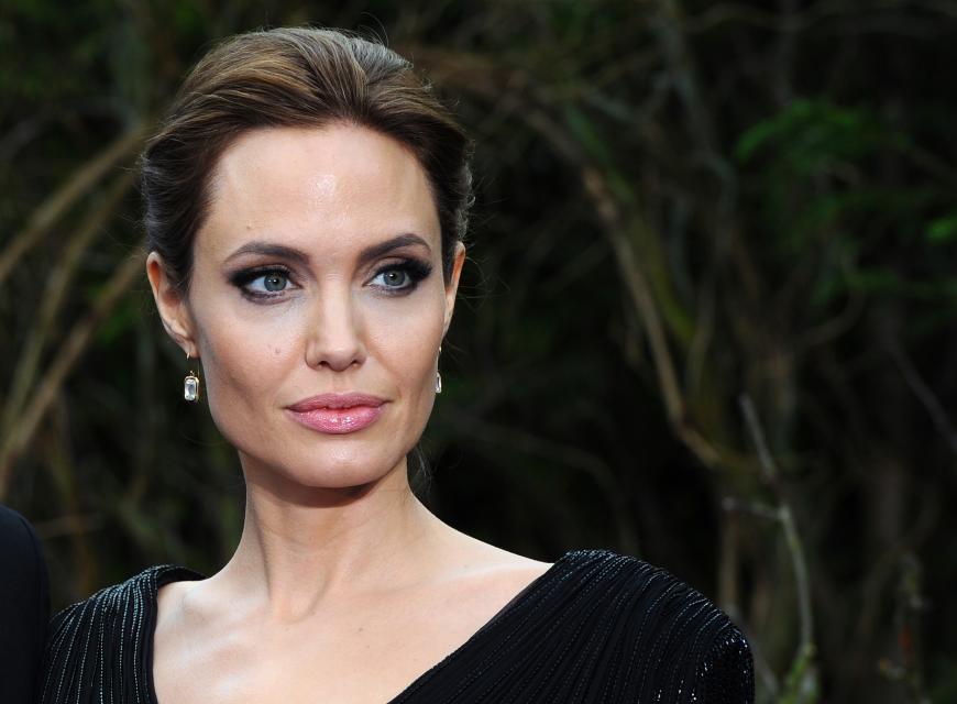 Über das angebliche neue Liebes-Glück ihres Exmanns soll Angelina Jolie nicht begeistert sein.