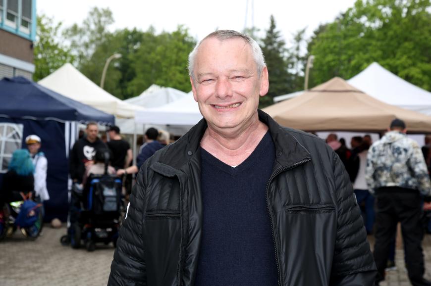 Jahrelang begeisterte Harry Schulz die Sat.1-Zuschauer als gutgelaunter Imbisstester. Er verstarb überraschend im Alter von 59 Jahren.