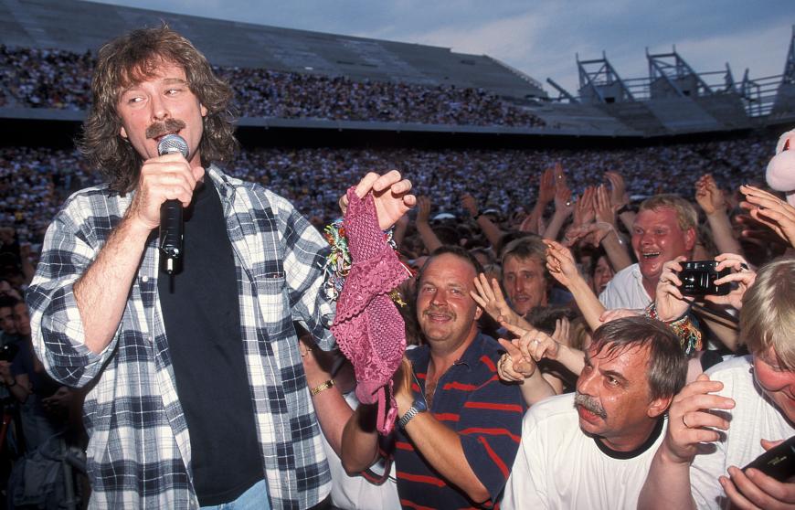 Doch nicht nur sein Aussehen hat sich verändert: Die Schlager-Legende tritt nun unter dem Namen Pete Wolf auf und singt auf Englisch.