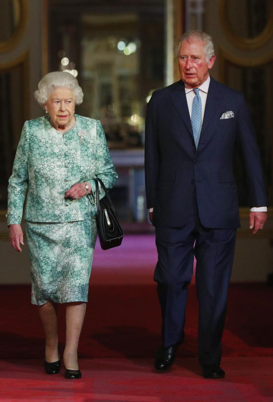 Zuvor forderten Mutter Queen Elizabeth II. und Bruder Prinz Charles den Rücktritt von Andrew.