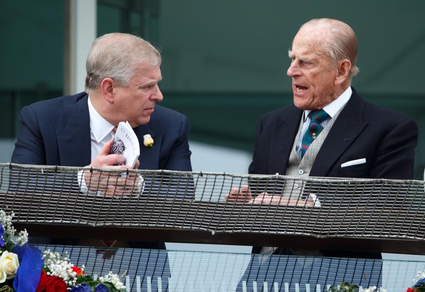Hinter den royalen Kulissen fliegen offenbar die Fetzen. Prinz Philip (r.) soll sich nun mit klaren Worten an seinen Sohn, Prinz Andrew, gewandt haben.
