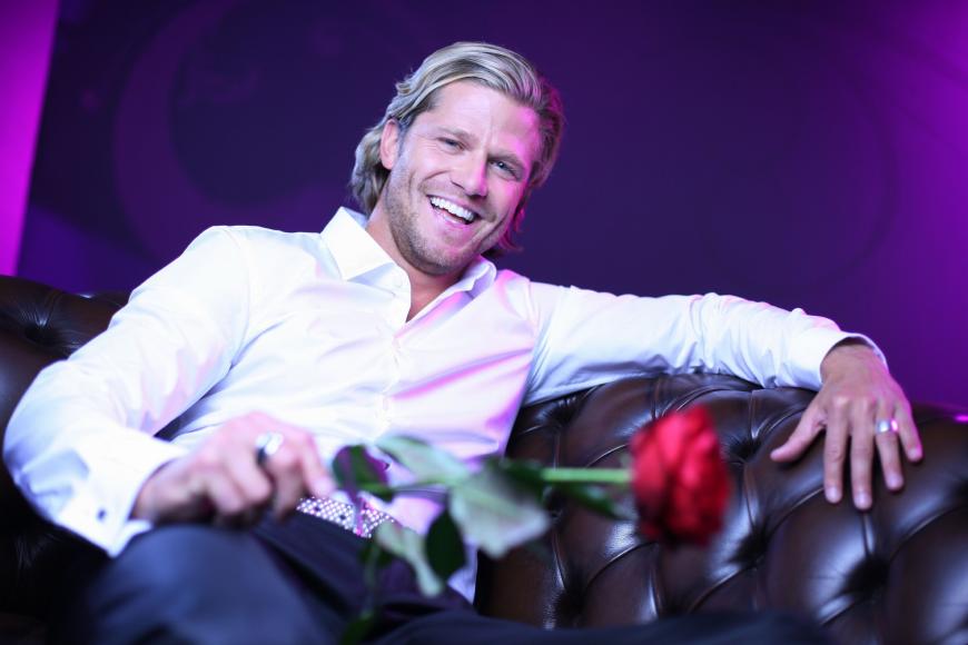 Staffel 2, 2012: Paul Janke
Er ist der Bachelor, den die meisten als erstes mit der RTL-Kuppelshow verbinden: Paul Janke inszeniert sich auch heute noch liebend gern als Rosenkavalier. Der bislang einzige Blondschopf der Datingsendung ist weiterhin Dauer-Single, obwohl er sich 2012 ...