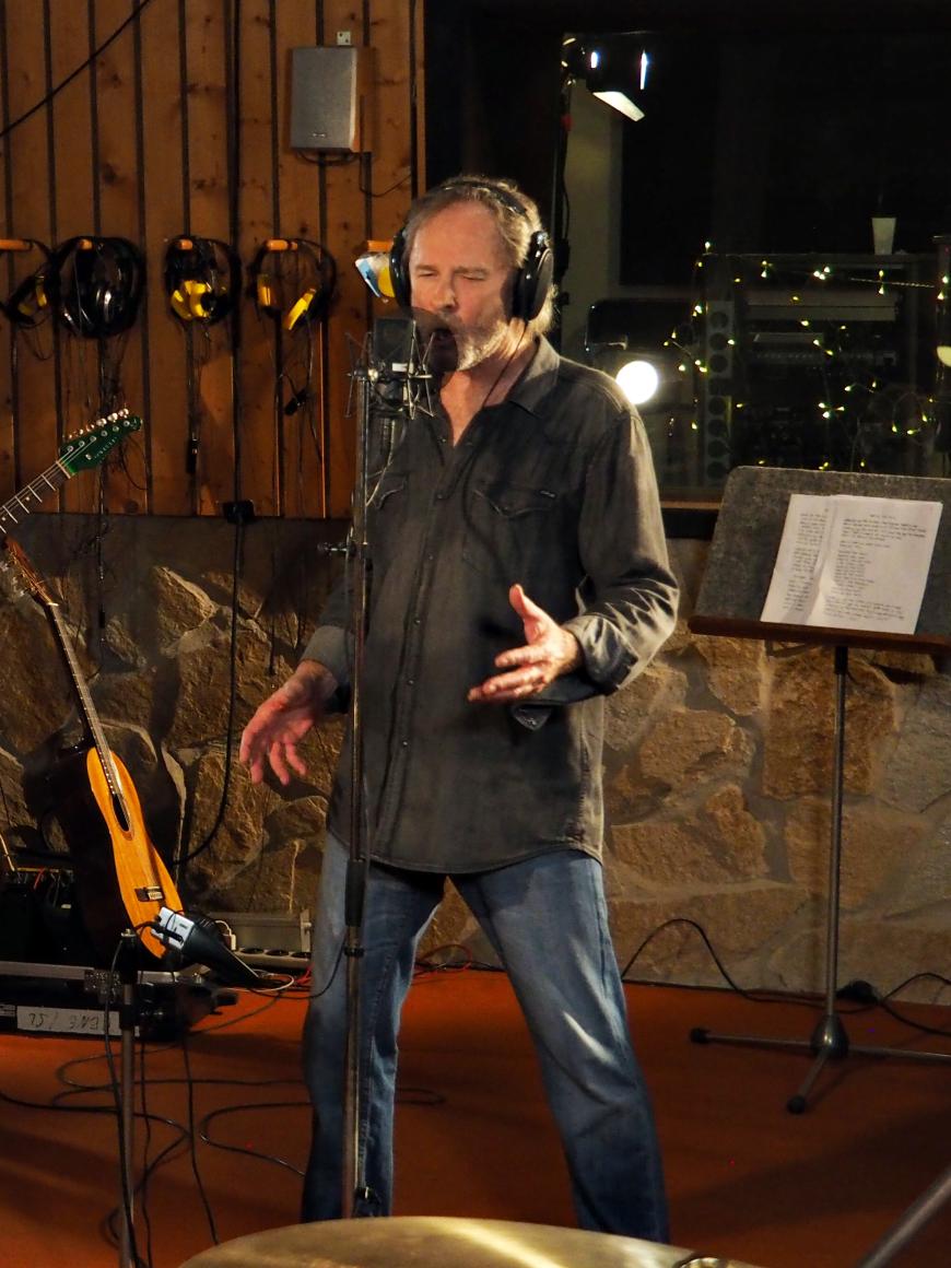 Nachdem er sich im Herbst mit seiner packenden Vorab-Single „And If“ in alter, neuer Stärke aus seiner Pause zurückgemeldet hat, legt der charismatische Vollblutmusiker nun den Titeltrack aus seinem zeitgleich erscheinenden Album „2084“ vor.