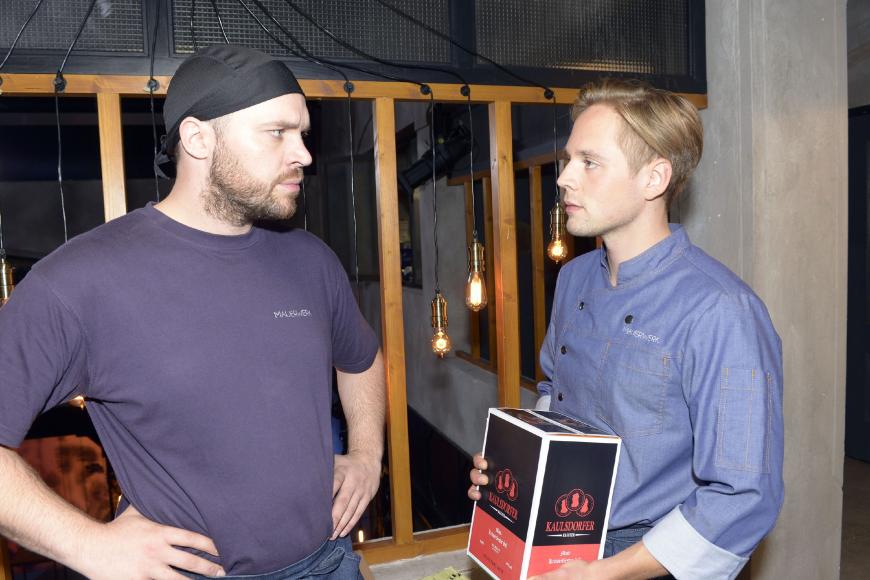 Unter den Männern war der rechtsradikale Lars (Timon Ballenberger), der gemeinsam mit Erik (r., Patrick Heinrich) im Mauerwerk gearbeitet hat. Nach einer rassistischen Äußerung gegenüber Shirin verlor er seinen Job als Beikoch, weshalb er seinem Ex-Chef einen Denkzettel verpassen wollte.