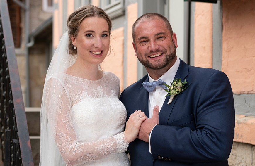 Auch Melissa und Philipp haben sich gesucht und gefunden. Die beiden Hamburger streiten sich (zumindest vor der Kamera) kein einziges Mal. Dadurch, dass beide aus der gleichen Stadt kommen, ist der Start in den gemeinsamen Alltag durchaus einfacher als bei anderen Paaren.