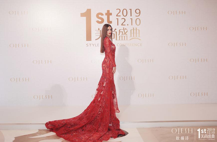 ... und auch das deutsche Ojesh-Gesicht Lorena Grießinger reiste nach Shenzhen, wo sie in einem roten Abendkleid von Jasmin Erbaş Couture begeisterte.