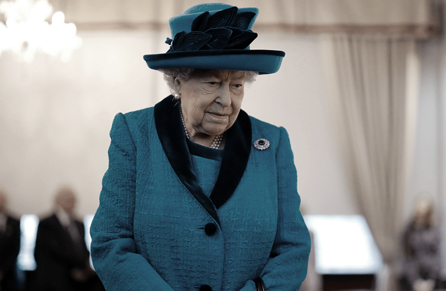 Die Queen, die traditionell die ganze Familie nach Sandringham einlädt, soll entsetzt sein, dass das Weihnachtsfest zu einem höllischen Feiertag verkommen sei.