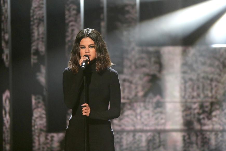 Fans mussten lange auf einen neuen Auftritt von der Sängerin warten. Bei den American Music Awards 2019 kehrte Sel nach zwei Jahren auf die Bühne einer Award-Show zurück. Doch davor soll sie eine Pannikattacke erlitten haben.