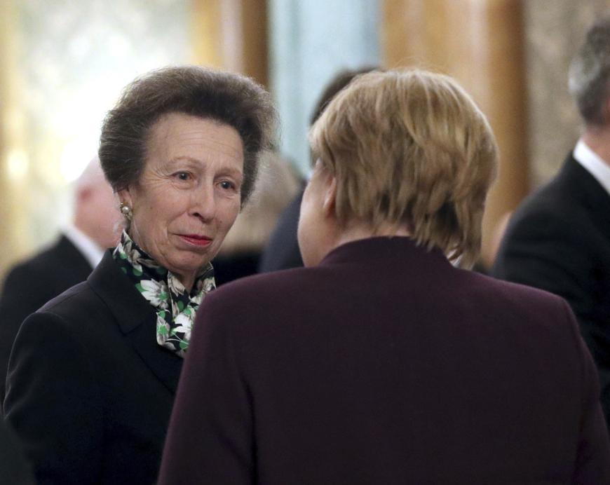 ... weigerte sich Prinzessin Anne, den beiden amerikanischen Gästen die Hand zu schütteln und unterhielt sich lieber mit Kanzlerin Angela Merkel.