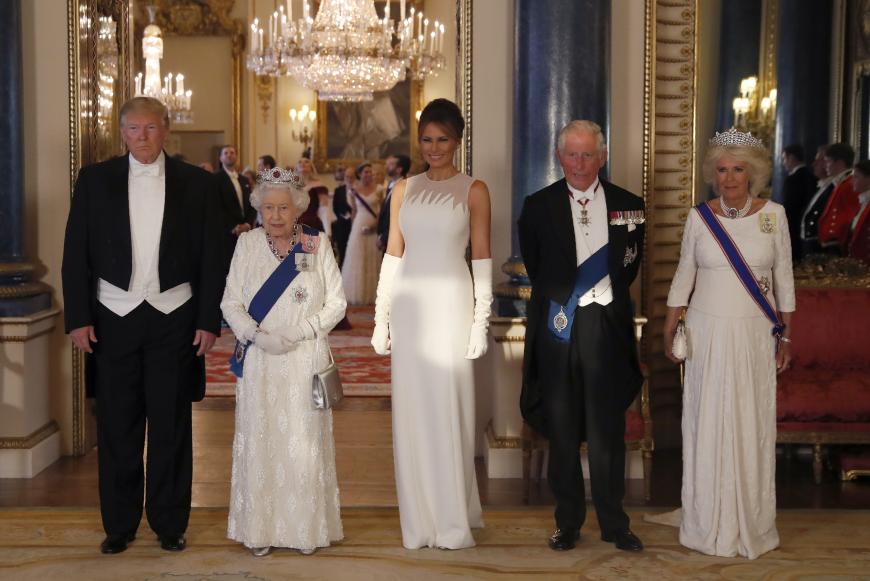 Während Queen Elizabeth, Prinz Charles und Herzogin Camilla den Presidenten und seine Ehefrau Melania angemessen begrüßten ...