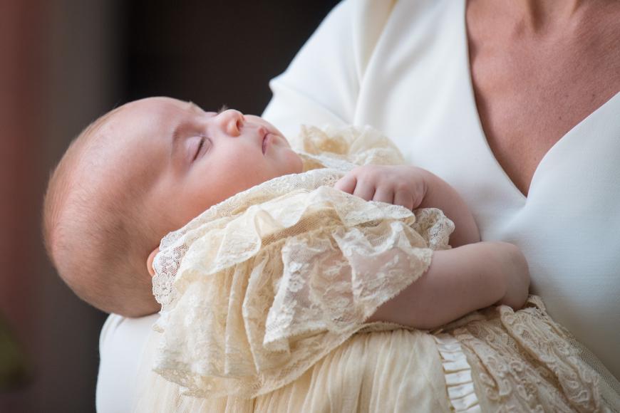 Awww! Prinz Louis schlief tief und fest bei seiner Taufe.
