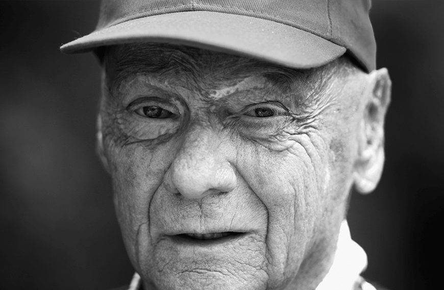 Die Sportwelt trauert in diesem Jahr ganz besonders um Sympathieträger und Ex-Formel 1-Star Niki Lauda. Am 20. Mai 2019 verstarb die Sport-Legende im Alter von 70 Jahren. Seit seinem Feuerunfall auf dem Nürburgring 1976 hatte der Österreicher immer wieder mit Gesundheitsproblemen zu kämpfen. Eine Sprecherin der Fluggesellschaft Laudamotion, dessen Namensgeber Niki Lauda ist, schrieb im Namen der Familie Lauda kurz nach seinem Ableben: