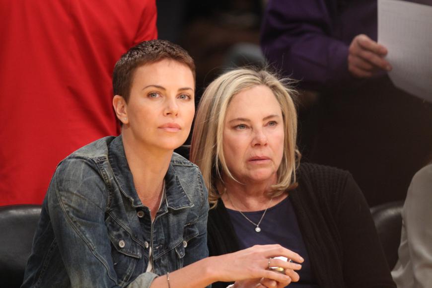 1991 musste Charlize Theron mit ansehen, wie ihre Mutter Gerda Maritz (l.) ihren alkoholkranken Vater aus Notwehr erschoss.
