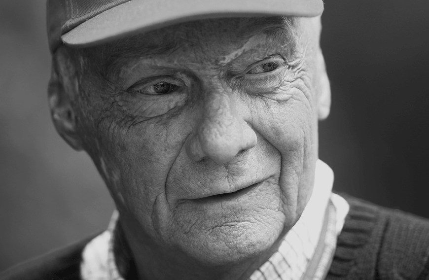 Am 20. Mai 2019 ist Formel-1-Legende Niki Lauda im Alter von 70 Jahren verstorben. Seit seinem Feuerunfall auf dem Nürburgring 1976 hatte der Österreicher immer wieder mit Gesundheitsproblemen zu kämpfen. Eine Sprecherin der Fluggesellschaft Laudamotion, dessen Namensgeber Niki Lauda ist, schrieb im Namen der Familie Lauda: „In tiefer Trauer geben wir bekannt, dass unser geliebter Niki am Montag, den 20.05.2019, im Kreise seiner Familie friedlich entschlafen ist. Seine einzigartigen Erfolge als Sportler und Unternehmer sind und bleiben unvergesslich. Sein unermüdlicher Tatendrang, seine Geradlinigkeit und sein Mut bleiben Vorbild und Maßstab für uns alle. Abseits der Öffentlichkeit war er ein liebevoller und fürsorgender Ehemann, Vater und Großvater. Er wird uns sehr fehlen“, so die herzzerreißenden Worte. Am 29. Mai fand seine Trauerfeier im Wiener Stephansdom statt, zu der natürlich Laudas Familie, aber auch zahlreiche Freunde, Stars und Politiker erschienen, um dem Sportler zu gedenken.