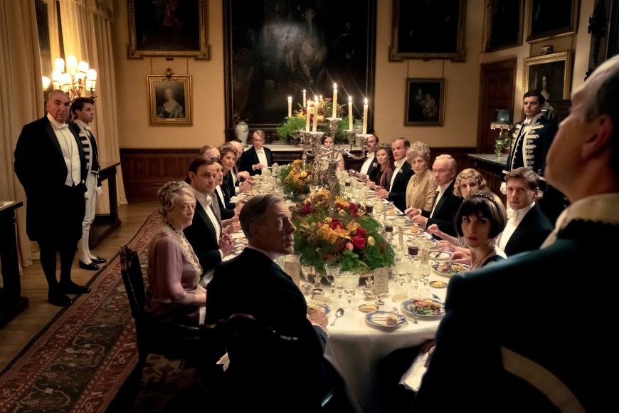 Dinieren wie Lord und Lady: Am Abend wird ein traditionelles Essen im Bankettsaal serviert.