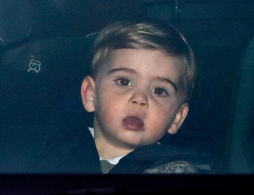 Schon so groß geworden! Mitte Dezember 2019 wird Louis im Auto mit Papa William abgelichtet. Der Knirps wird gerade zum Christmas Lunch der Royal Family in den Buckingham Palast kutschiert. Hier ist er 20 Monate alt und kann, wie Kate kürzlich berichtete, bereits sprechen.