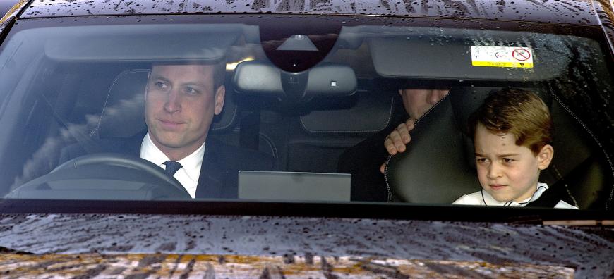 Sie können nicht verstehen, dass Prinz George (r.) vorne im Auto neben seinem Papa Prinz William sitzt.