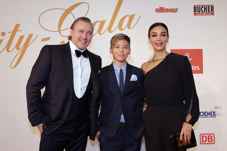 Damit Diego seinen Führerschein vorzeitig machen kann, braucht er eine Begleitperson im Auto, die keine Punkte in Flensburg hat. Mama Verona und Papa Franjo scheinen da nicht helfen zu können.