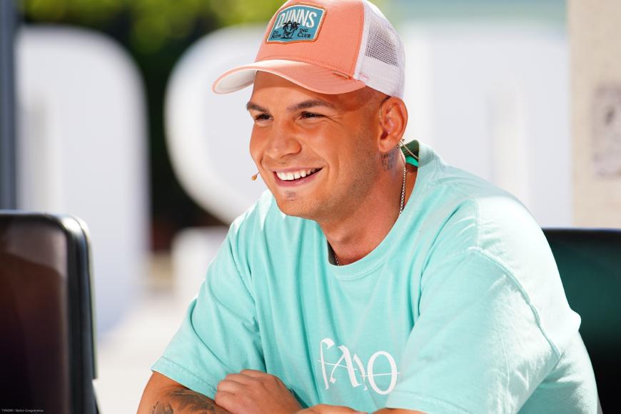 Grund zur Freude für Pietro Lombardi? DSDS-Kandidatin Carina hat ein Auge auf den Juror geworfen und hat eine ganz besondere Art, ihm das zu zeigen ...