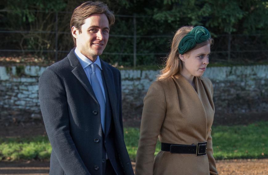 So erwies die Königin ihrer Enkelin und dessen Verlobten die Ehre, obwohl sie noch nicht verheiratet sind, gemeinsam zum Weihnachtsessen auf Schloss Sandringham zu erscheinen. Damit brach die Queen sogar eine royale Tradition.