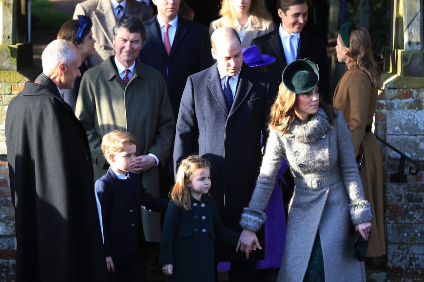 Während sich Harry und Meghan seit Wochen eine Auszeit in den USA und Kanada nehmen, stehen Willliam und Kate zu ihren royalen Pflichten in der Heimat. Mit den Kindern Charlotte und George besuchten sie den traditionellen Weihnachtsgottesdienst in Sandringham.