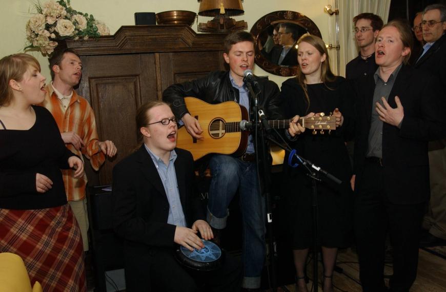 Hier sind Maite (l.) und Paddy Kelly (4.v.l.) noch mit dabei.