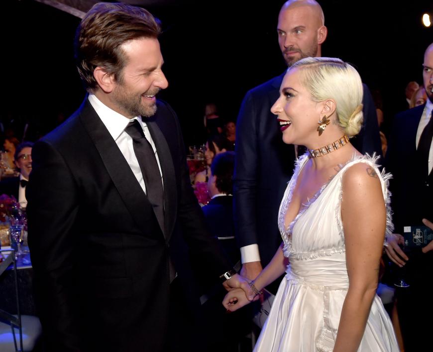 Gerüchte über eine Affäre mit Bradley Cooper hielten sich hartnäckig. Doch auf ein Liebes-Outing warten die Fans vergeblich.