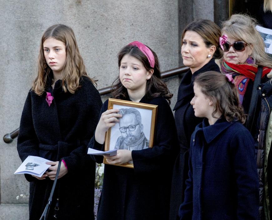 Die Trauer hat Leah (links), Maud (Mitte) und Emma schwer gezeichnet. Zusammen mit ihrer Mutter Prinzessin Märtha Louise nahmen sie Abschied von ihrem viel zu früh verstorbenen Vater Ari Behn, der sich am ersten Weihnachtsfeiertag das Leben nahm.