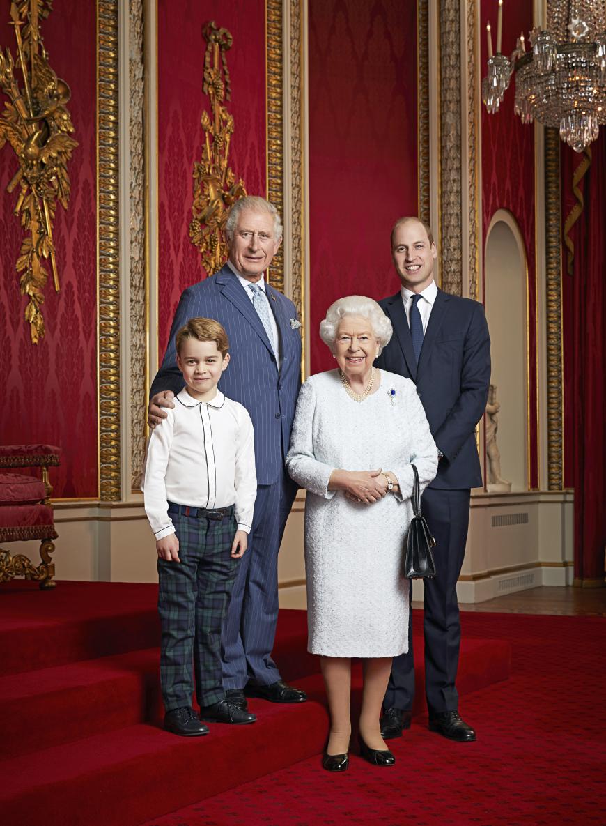 Kleiner Prinz ganz groß: Um den Beginn einer neuen Dekade zu würdigen, haben die britischen Royals ein ganz besonderes neues Foto veröffentlicht. Königin Elizabeth II. posiert auf dem Schnappschuss mit ihren drei Thronfolgern Charles, William und George. Und Letzterer stiehlt mit seinem süßen Lächeln allen die Show!