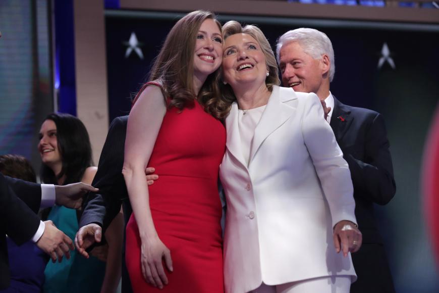 Hillary Clinton und ihre Tochter Chelsea sowie Ehemann Bill.