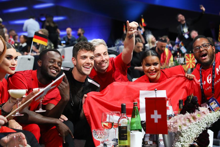 Und noch heute kann Luca von seinem Sieg bei der Castingshow profitieren. Im März 2013 erhielt Luca Hänni den Musikpreis „Swiss Music Award“ in der Kategorie „Best Breaking Act National“. Hänni erhielt ebenfalls einen „Kids' Choice Award“ als „Lieblingsstar: Deutschland, Österreich, Schweiz“, der ihm 2013 in Los Angeles überreicht wurde. Sein viertes Album „When We Wake Up“ wurde sogar in den USA produziert. Unterstützung gab es unter anderem von Musikgrößen wie Andre Merrit (Songwriter von Rihanna, Chris Brown und Justin Bieber) und James Fauntlero (Co-Autor von Justin Timberlake). Nebenbei arbeitet Luca übrigens noch als Model. 2017 war Hänni Kandidat der zweiten Staffel der RTL-Tanzshow „Dance Dance Dance“. Zusammen mit seinem Tanzpartner Prince Damien, der DSDS-Gewinner von 2016, erreichte er den ersten Platz. Mit seiner Single