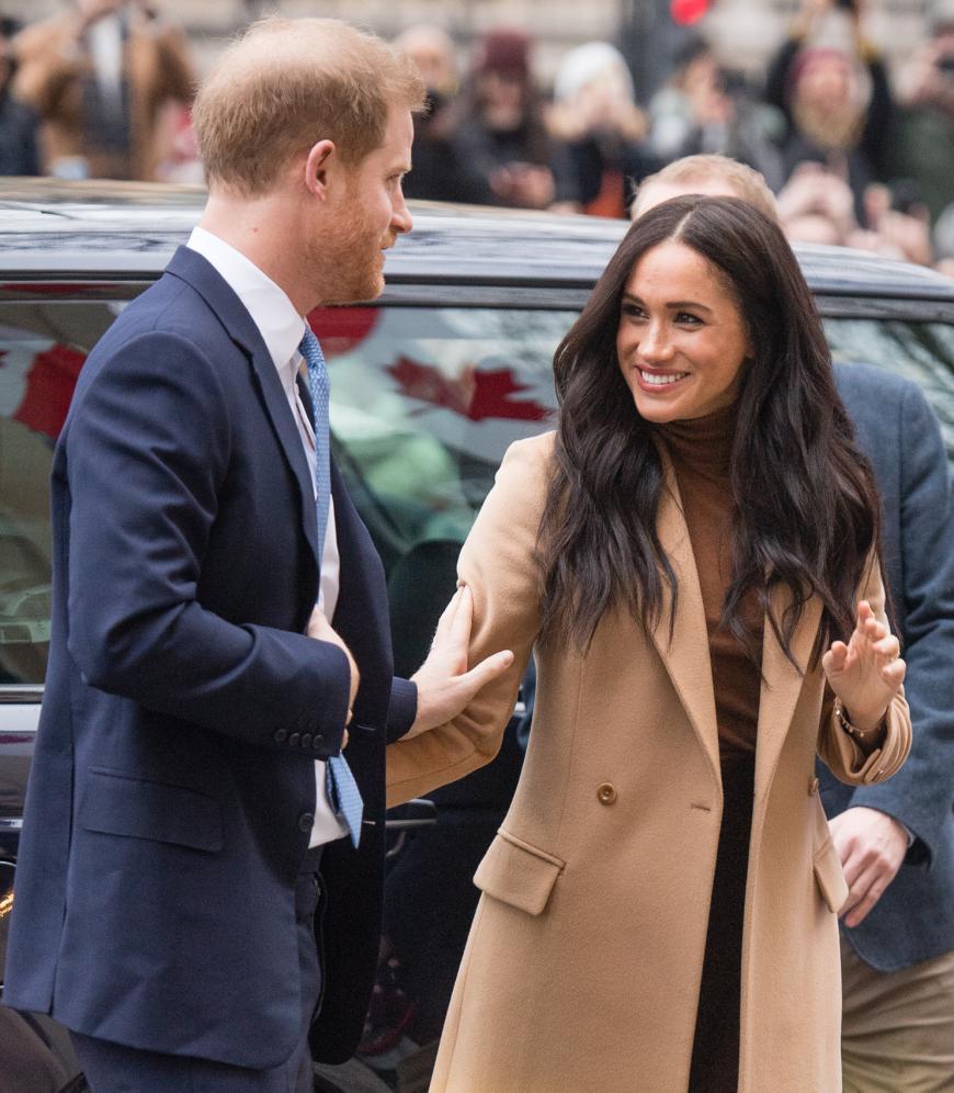 Die Frau von Prinz Harry zeigte sich bei ihrer Ankunft in einem weiten Mantel.