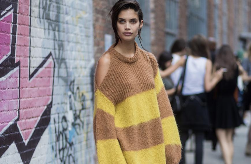 Model Sara Sampaio setzt beispielsweise auf ein Strickkleid im Oversized-Look.