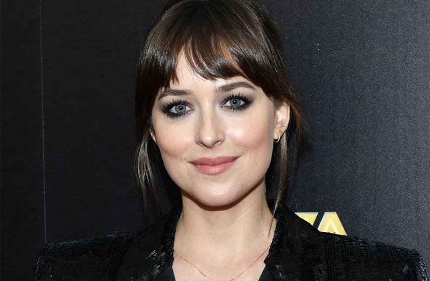 Dakota Johnson mixt sich das perfekte Abdeck-Produkt aus zwei verschiedenen Shades.