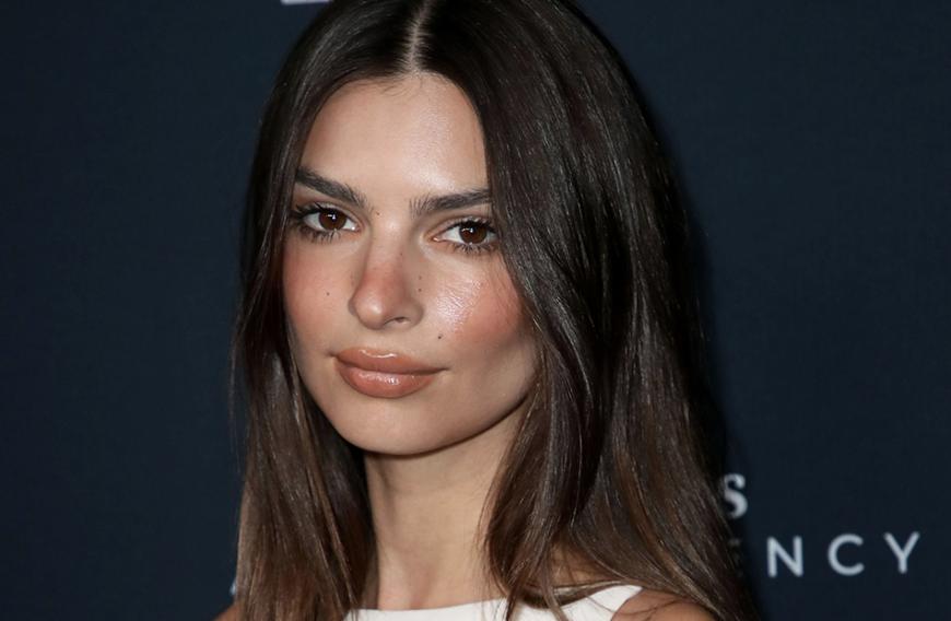 Emily Ratajkowski kaschierte müde Augen mit einer farbigen Concealer-Palette.