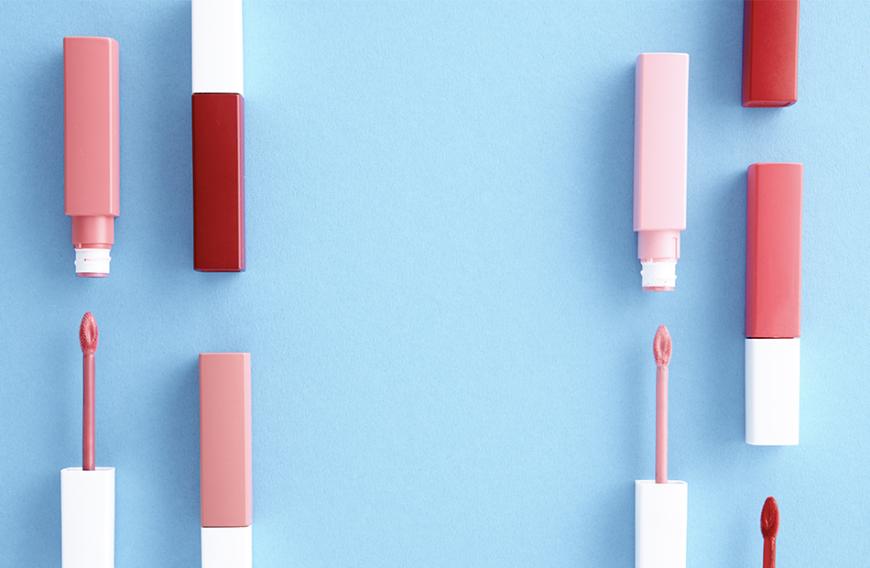 Es gibt einen Lipgloss, der im Netz regelrecht gehypt wird und über 1.000 Top-Bewertungen erhalten hat.