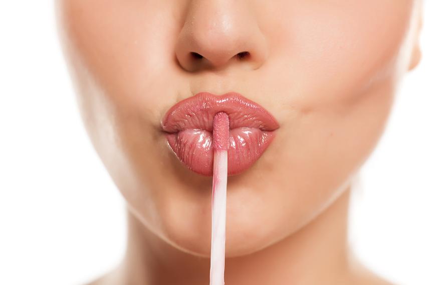 Das Tolle an einem Lipgloss: Er vergrößert deine Lippen optisch und zaubert so einen vollen und sinnlichen Kussmund.