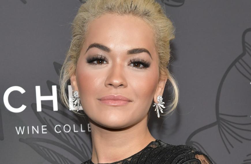 Rita Ora benutzt Concealer mit Schimmer-Partikeln.