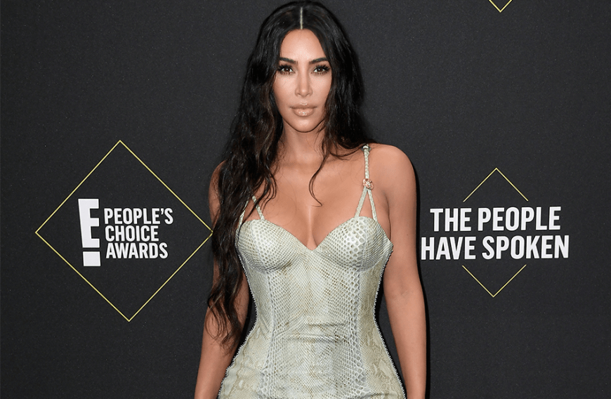 Vor einigen Jahren erhielt Kim Kardashian die Diagnose Schuppenflechte und litt sehr darunter. Nun hat sie eine Behandlungsmöglichkeiten entdeckt. 