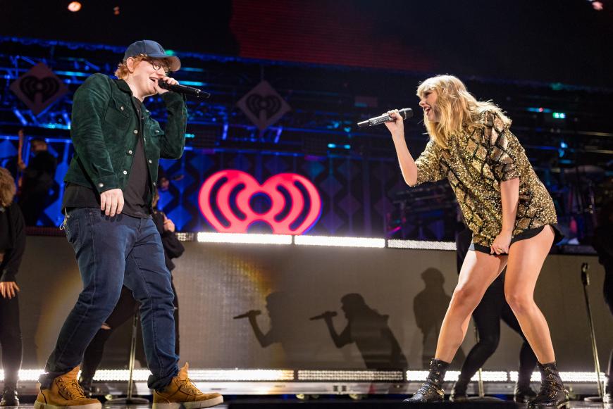 Hier steht Ed Sheeran mit Taylor Swift auf der Bühne. Das Bild wurde im Dezember 2017 aufgenommen.