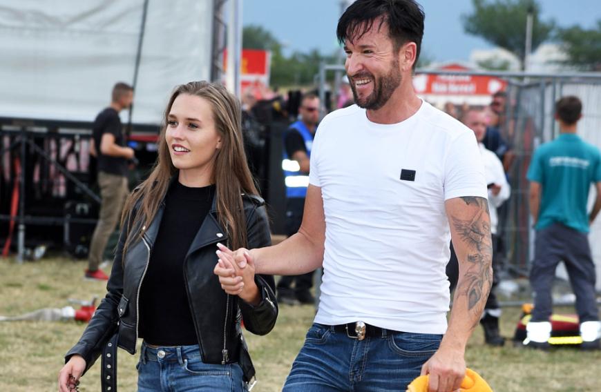 Hegt die junge Partnerin des Schlagersängers wirklich Interesse am Einstieg in die Pornoindustrie?
Weitere Motive exklusiv nur unter: https://www.playboy.de/stars/laura-mueller