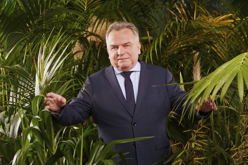 Doch trotz des pompösen Einzugs und Extrawurst musste der Ex-Politiker noch am ersten Tag das Camp verlassen.