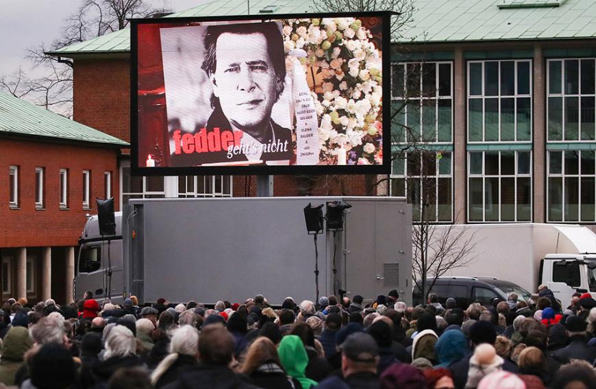 Hunderte Fans nehmen vor dem Hamburger Michel von Jan Fedder Abschied.