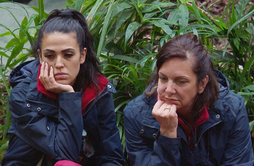 Elena Miras und Daniela Büchner mussten zusammen eine Dschungelprüfung absolvieren. Während Elena von Sonja und Daniel gepusht wurde, bekam Daniela kein nettes Wort.
