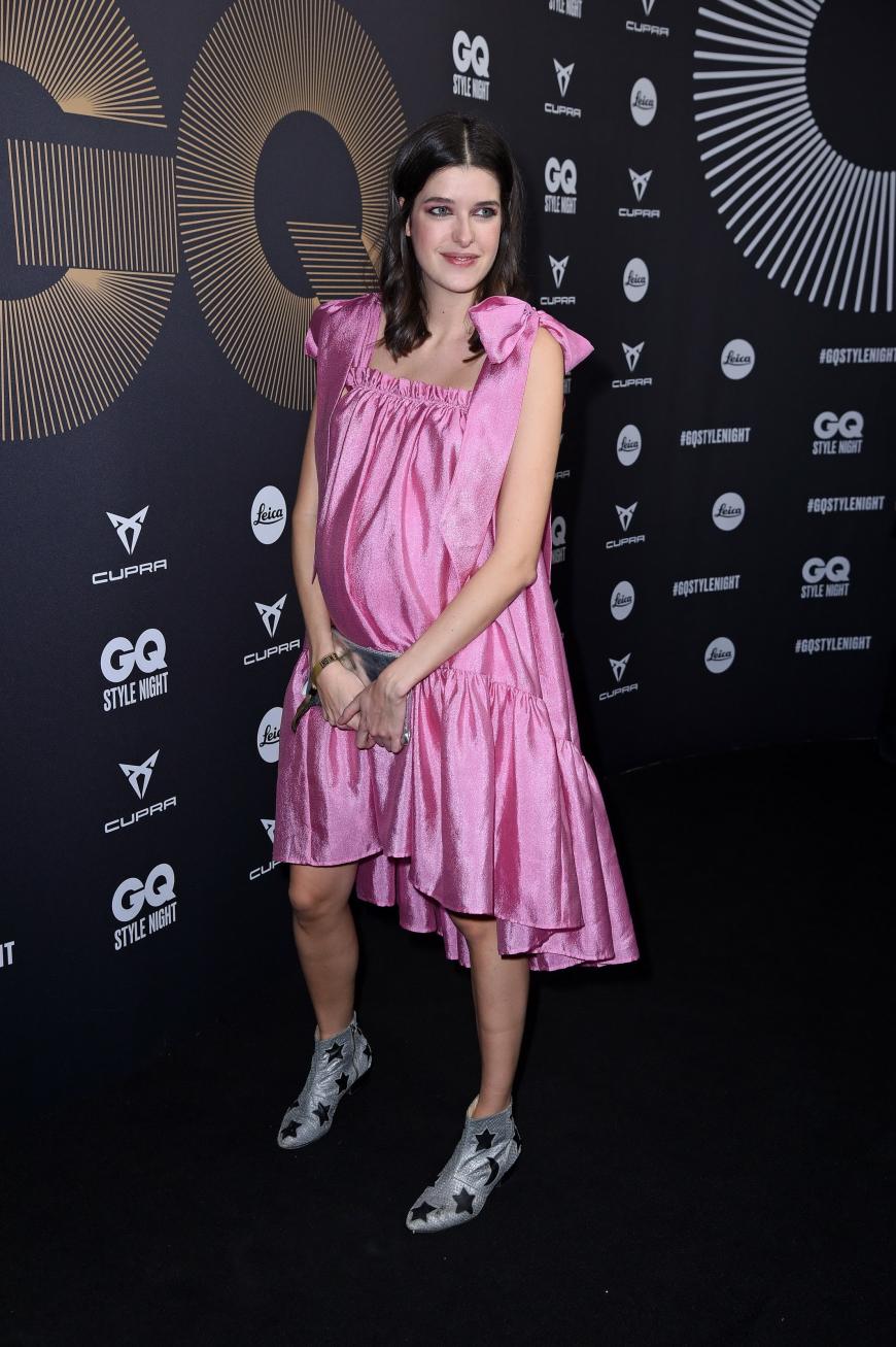 So schön schwanger! In einem pinken Kleid präsentiert Model Marie Nasemann den Fotografen ihre Babykugel.