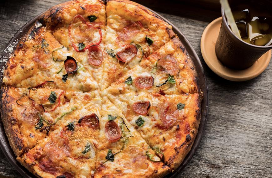 Yummy! Pizza ist einfach ein Leckerbissen, doch leider kann das fettige Gericht auch einen Blähbauch begünstigen.