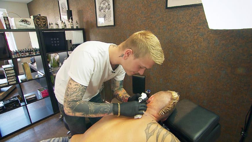Sogar zu einem Paar-Tattoo ließen sich die beiden hinreißen.