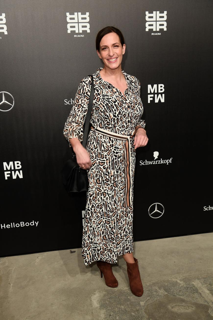 GZSZ-Liebling Ulrike Frank in einem Maxikleid in Leo-Optik
